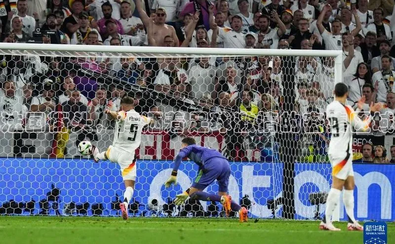 球速体育下载安装极氪智能科技法国街头，挥洒着足球激情的密集区域